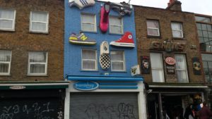Camden cipő a falon